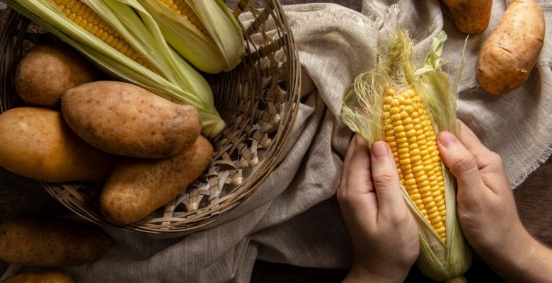 https://ru.freepik.com/free-photo/top-view-of-person-peeling-corn-with-potatoes_9403513.htm#fromView=search&page=1&position=20&uuid=9c1d8cd0-8453-43a5-a386-6bbf2a070847